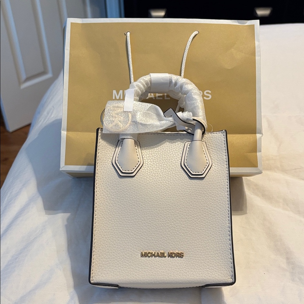 Michael Kors Pebbled Leather Crossbody Bag (cream)
